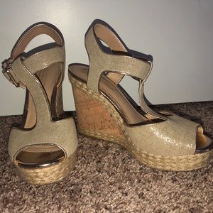 Antonio Melani gold shimmer wedge cork 7.5